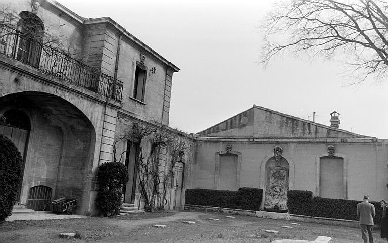 Vue d'ensemble : façade de l'entrée et fontaine latérale