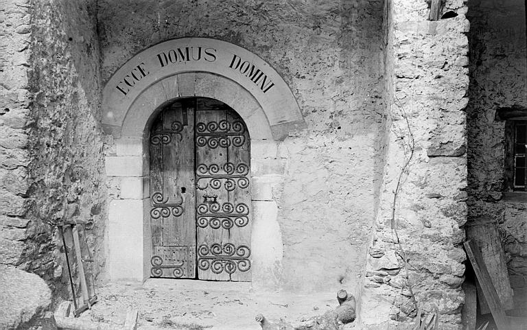Portail avec l'inscription 'Ecce Domus Dominis'