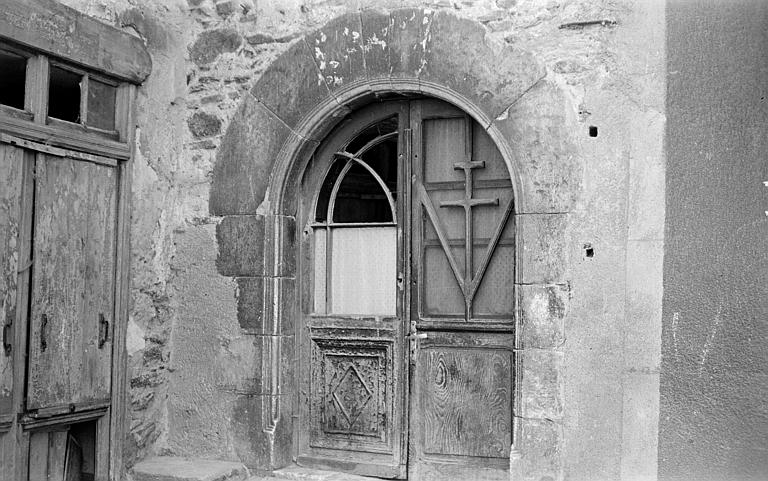 Façade sur cour : porte avec un arc en plein cintre