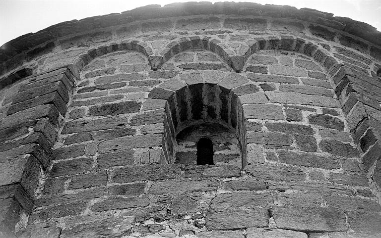 Abside à bandes lombardes et petite ouverture