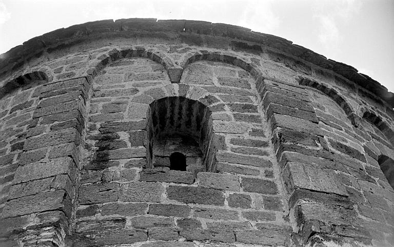 Abside à bandes lombardes et petite ouverture