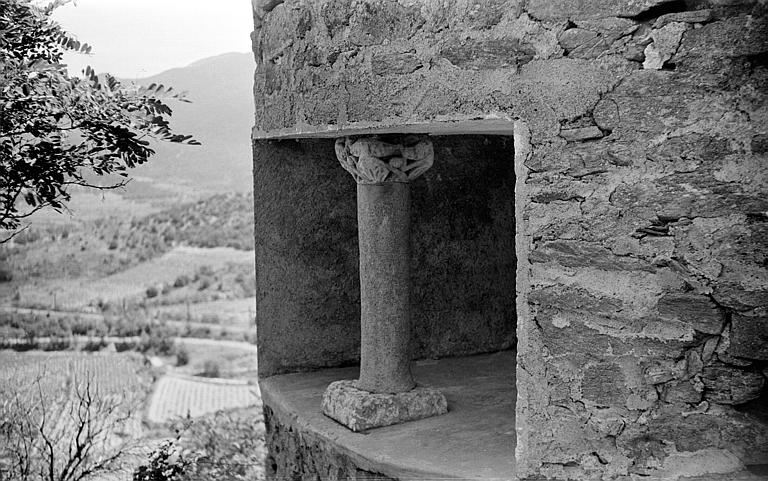 Colonnette à chapiteau sculpté soutenant une ouverture dans le mur de l'abside