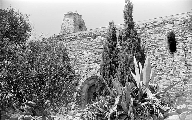 Mur extérieur de la nef côté sud et portail roman