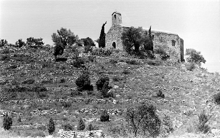 Vue générale de l'église et des terrasses