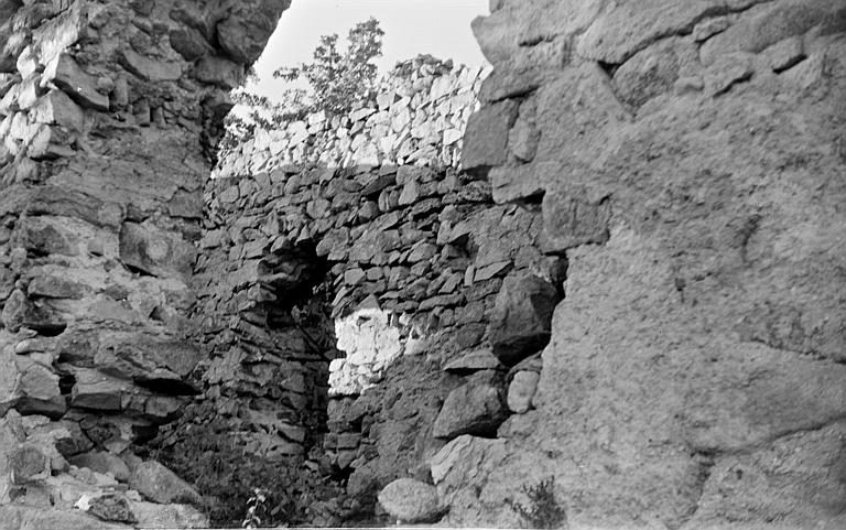 Vue intérieure de la nef depuis l'entrée latérale