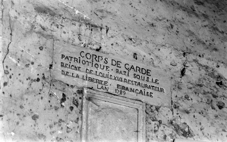 Inscription : 'corps de garde patriotique bâti sous le règne de Louis XVI restaurateur de la liberté française l'an 1789'