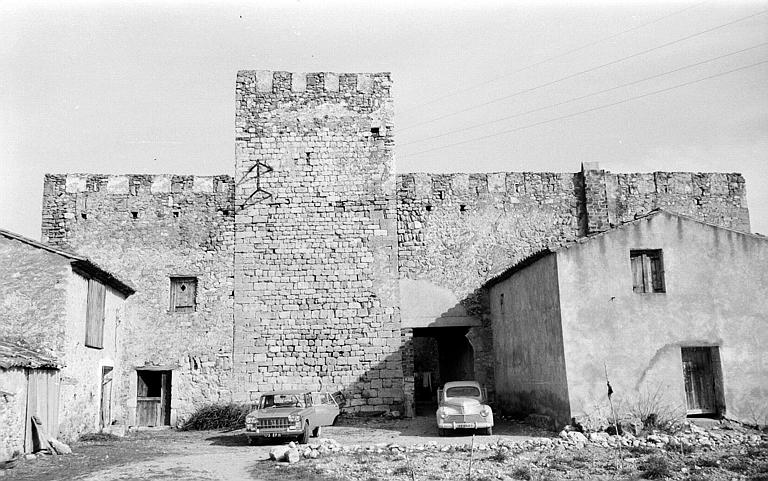 Façade et tour crénelées