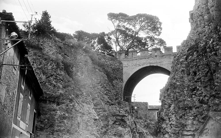 Passerelle de l'enceinte médiévale