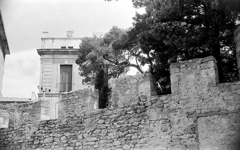 Grand pavillon classique : façade latérale et enceinte médiévale