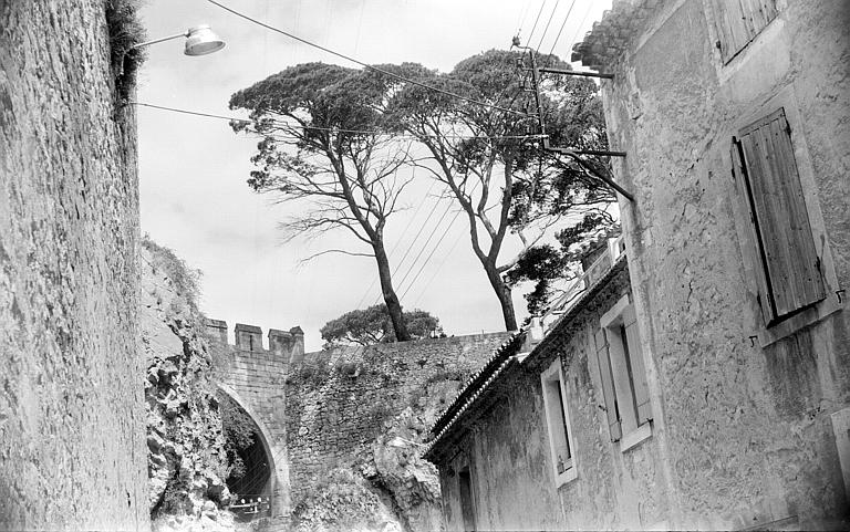 Enceinte médiévale et passerelle