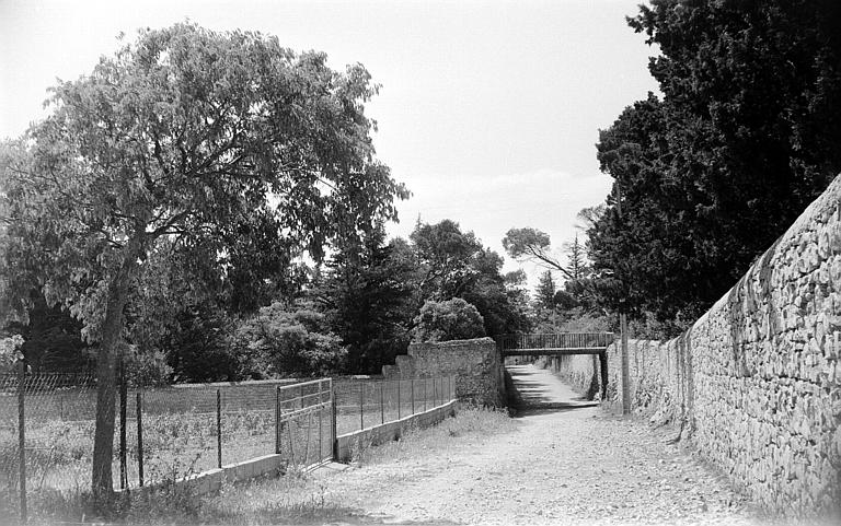 Parc : chemin longeant le parc