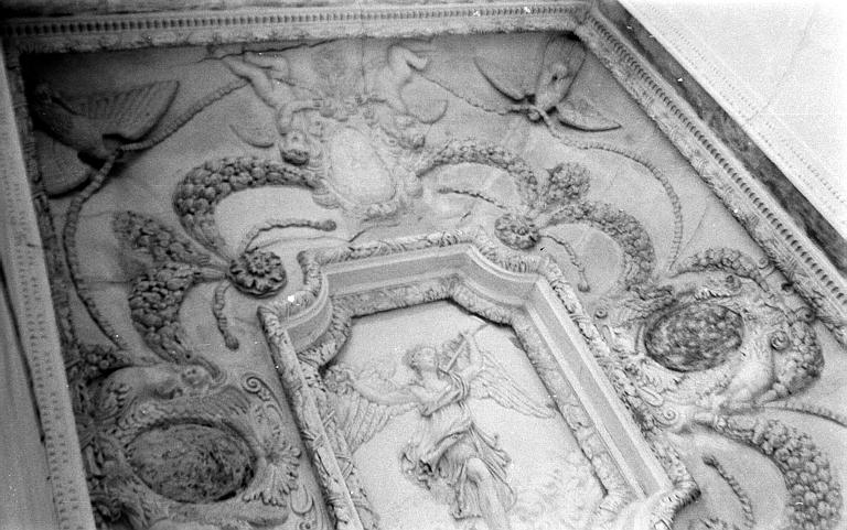 Plafond décoré : guirlandes et anges