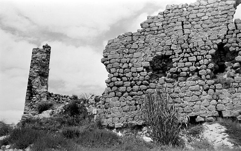 Mur d'enceinte en ruines