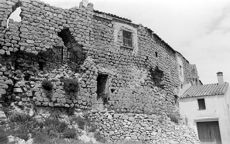 Mur d'enceinte en ruines