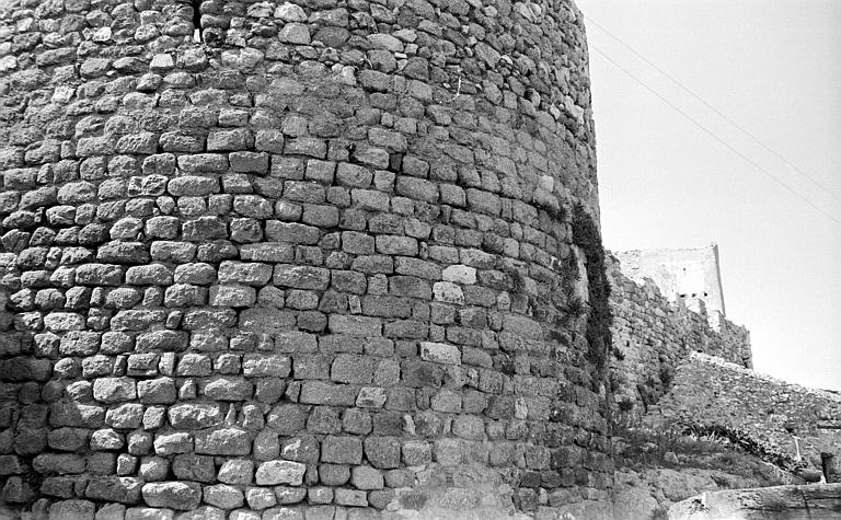 Base d'une tour de l'enceinte