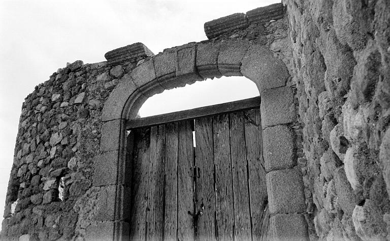 Porte surmontée d'un arc en anse de panier