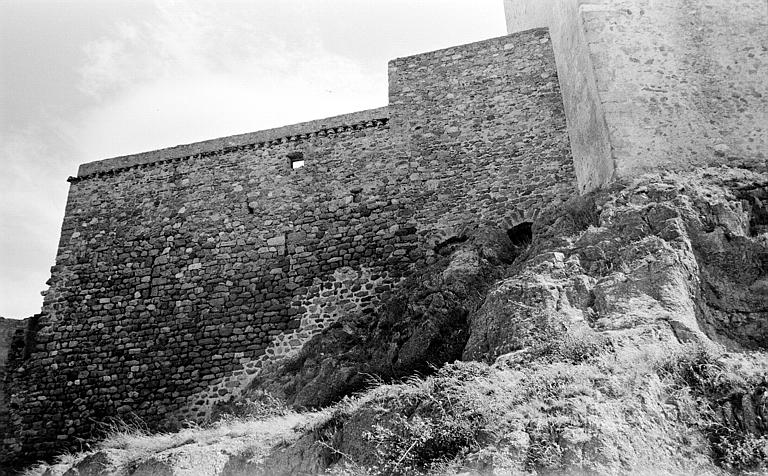 Enceinte accolée à la tour