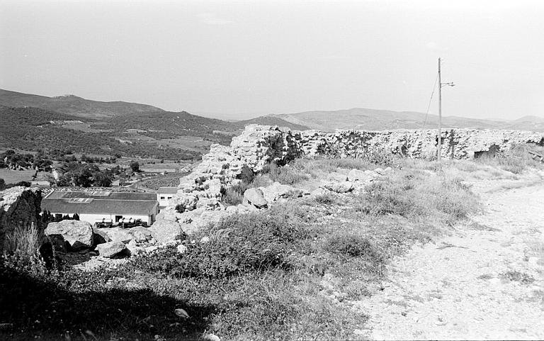 Mur d'enceinte et vue sur la campagne