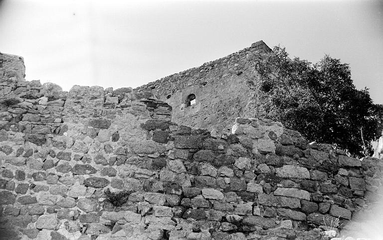 Mur d'enceinte et mur du château