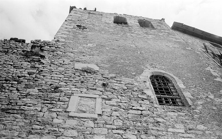 Façade du clocher vue en contre-plongée