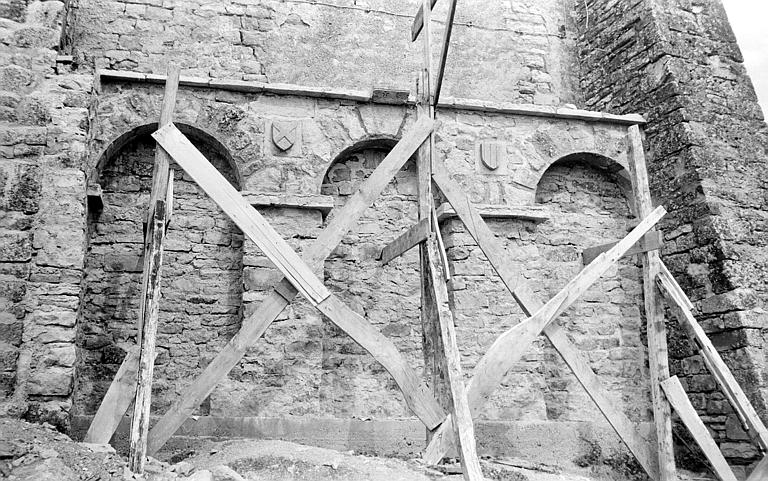 Arcades aveugles de la façade latérale sous des étais