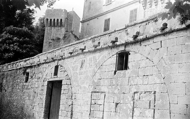 Arcades dans le mur de clôture