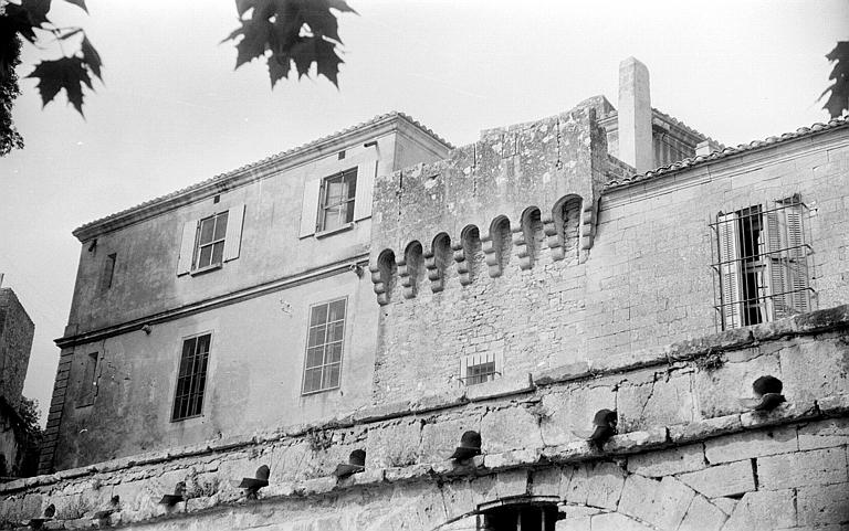 Façade latérale avec tour à mâchicoulis