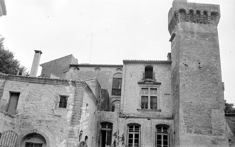 Façade extérieure et tour de guet