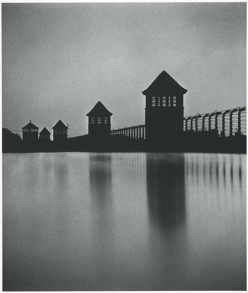 Watchtowers and perimeter fence, Birkenau, Poland, 1993 ; [Mirador et clôture d'enceinte, Birkenau, Pologne, 1993]