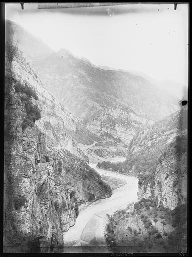 Gorge de la Tinée dans le schiste rouge en aval de Saint-Sauveur