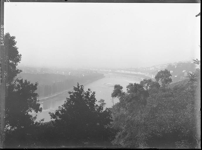 Le Rhône à Lyon, vu de la redoute de Bel-Air. Vue d'ensemble depuis le parc de la Tête d'Or jusqu'à la Croix-Rousse