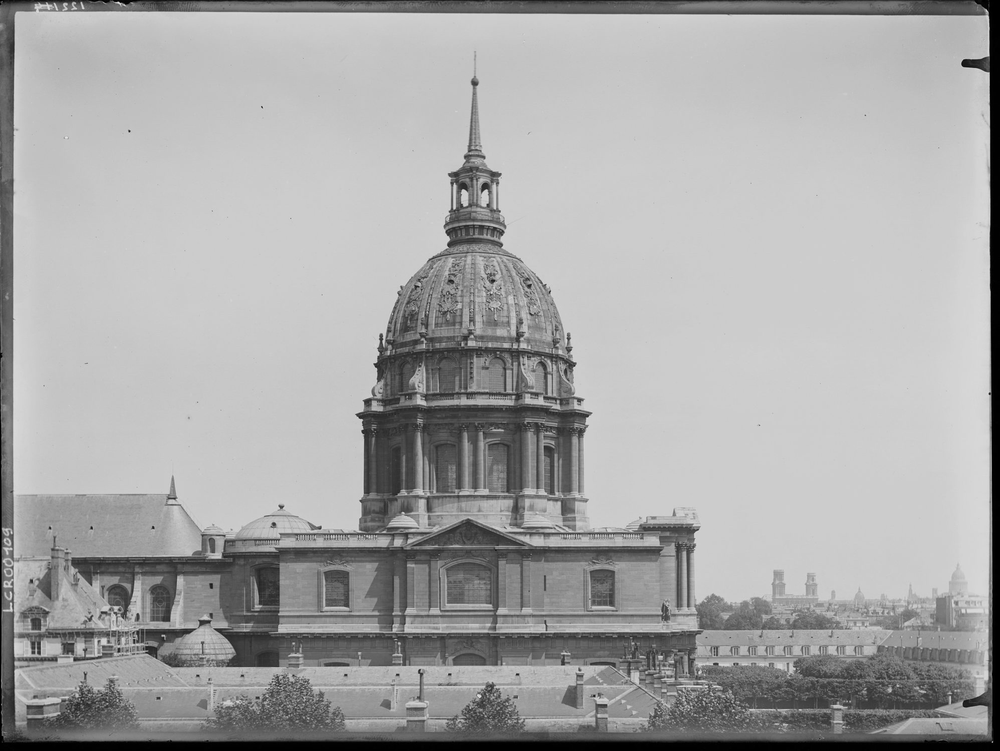 Vue prise du n° 88 du boulevard Latour-Maubourg sur les Invalides, en largeur. Le Dôme, ensemble ouest. A l'arrière-plan, l'église Saint-Sulpice et le Panthéon