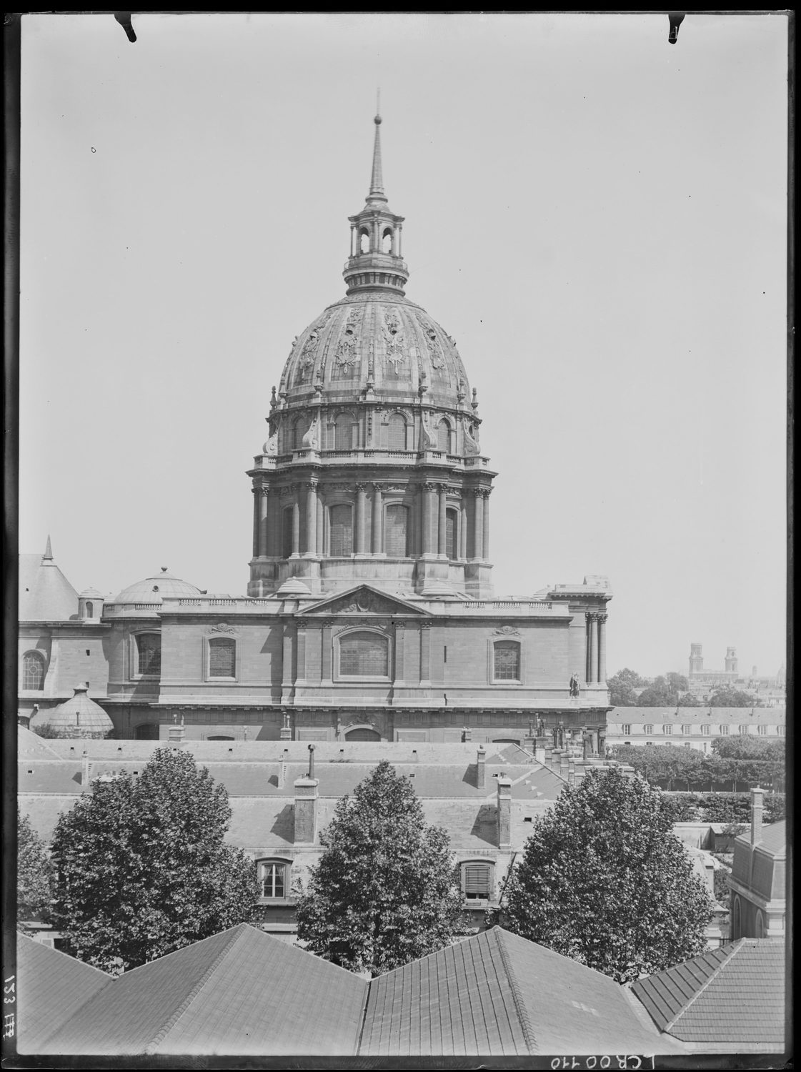 Vue prise du n° 88 du boulevard Latour-Maubourg sur les Invalides, en hauteur. Le Dôme, ensemble ouest. A l'arrière-plan, l'église Saint-Sulpice