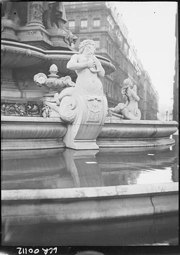 Fontaine de la place des Jacobins. Détail : statue de face