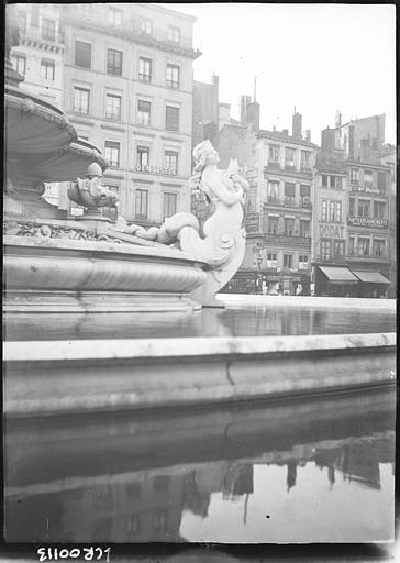 Fontaine de la place des Jacobins. Détail : statue de profil