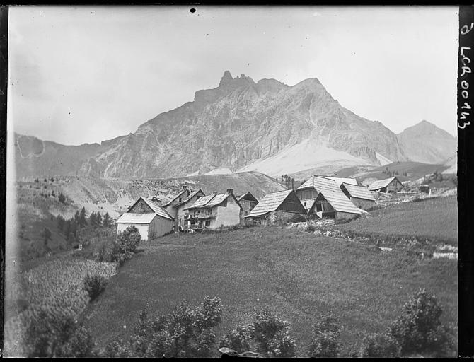 Hameau de Prapelet et aiguille de Pélens. Paysage de montagne