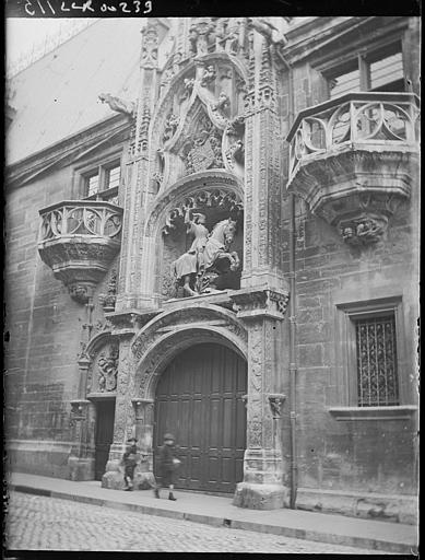 Porte du Palais des Ducs : la Porterie. Vue depuis la rue