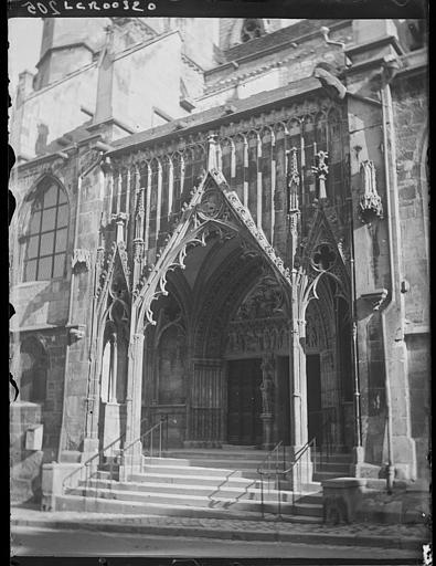 Porche de l'église. Portail de la façade sud