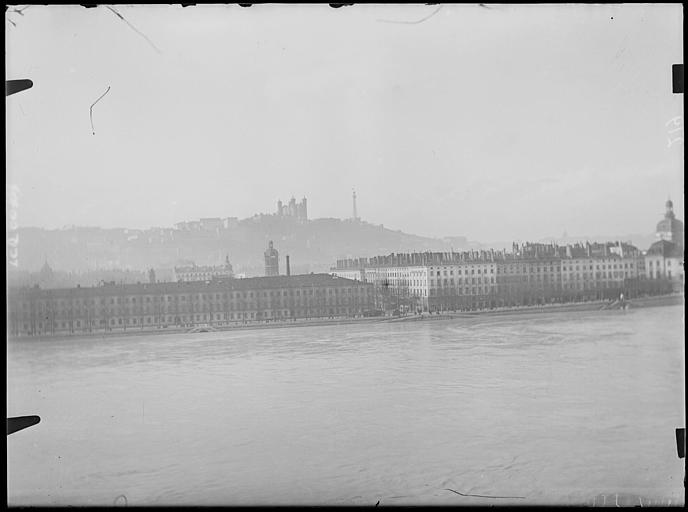 Fourvière, le quai de la Charité, vue prise du n° 6 du quai Claude Bernard. Le Rhône en crue