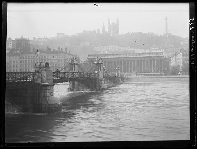 Pont du Palais de Justice. La Saône au premier plan et la basilique de Fourvière à l'arrière-plan