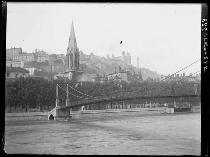 Passerelle Saint-Georges au premier plan. Sur la rive droite de la Saône, l'église Saint-Georges. A l'arrière-plan, la basilique de Fourvière