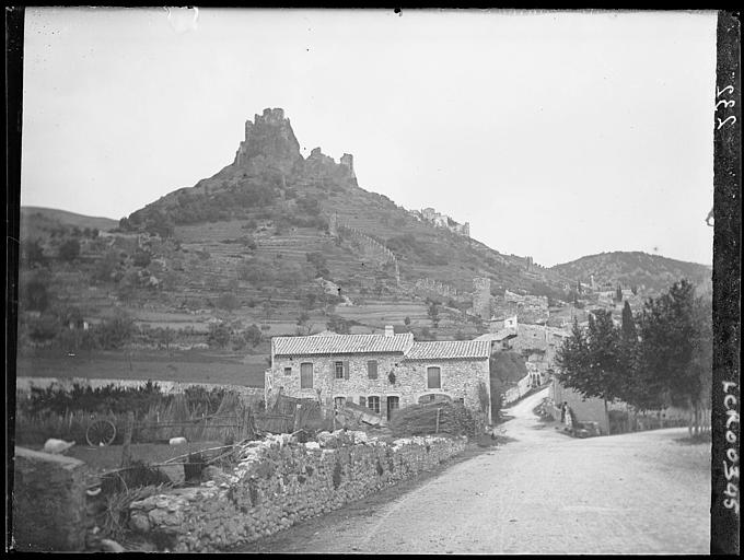 Rochemaure vu de la route et dominé par le château