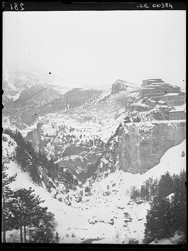 Fort de l'Esseillon vu de la route. Paysage de montagne enneigée