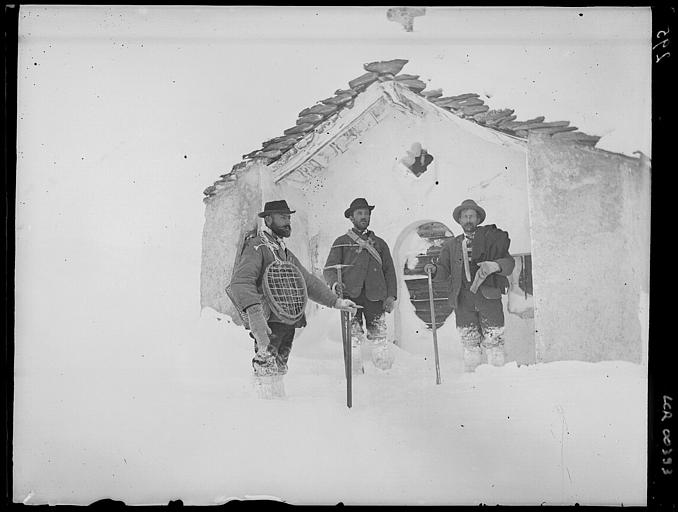 Devant la chapelle Saint-Barthélémy. Trois hommes