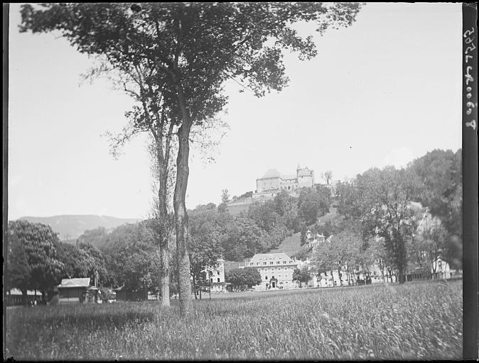 Parc et château d'Uriage. Le château et les hôtels vus de la prairie