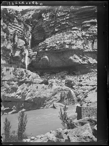 Cascade en aval de la galerie, sans doute un tunnel, sur le commune de Saint-May