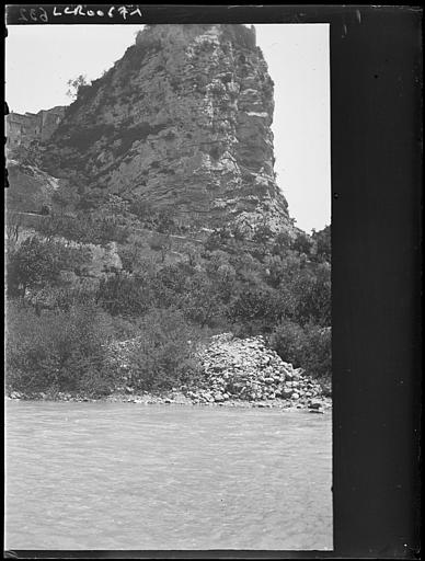 Rocher de Saint-May vu d'aval. Gorges de l'Eygues