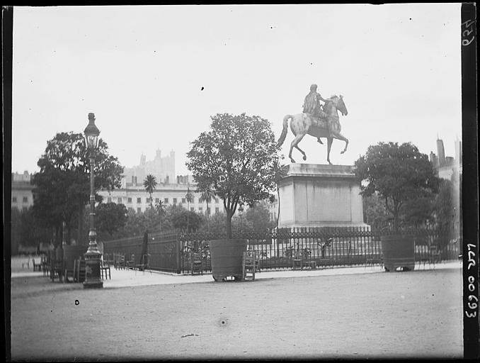Statue de la place Bellecour. Fourvière à l'arrière-plan. Côté droit de la statue visible