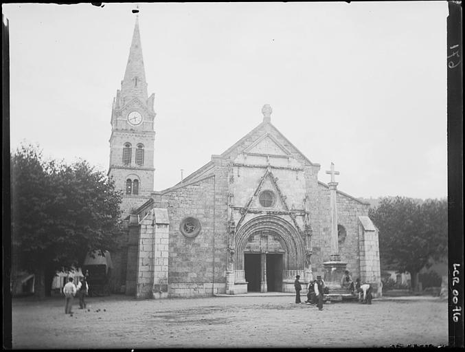 Ensemble ouest. Clocher et croix de carrefour