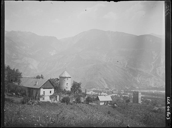 Les vieilles tours de Saint-Jean-de-Maurienne, à la descente de Saint-Pancrace